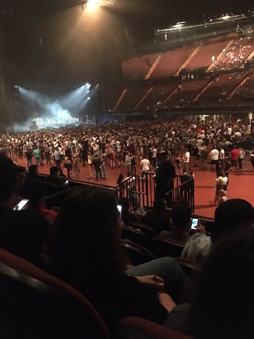 1 pic. I regret not buying floor seats now. #soclose #yetsofar https://t.co/rA2021o2Xt