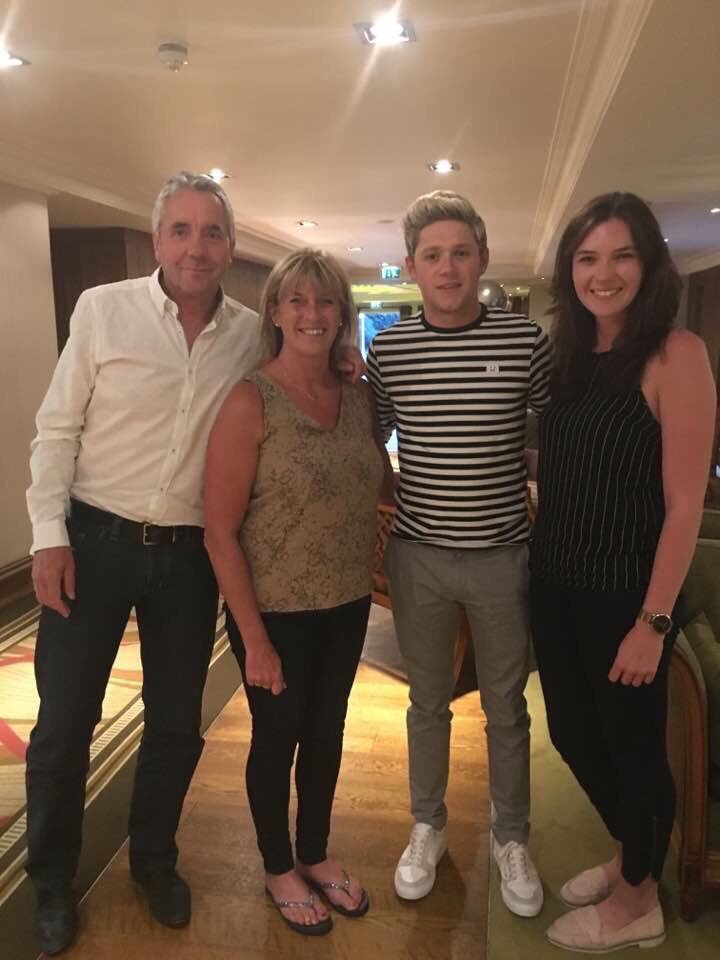 1DAllNotes_'s tweet photo. Fotos de Niall con fans esta noche 27 de julio en Irlanda del Norte. https://t.co/DGrrGzrLAw