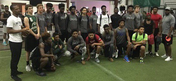 SkysTheLimitWR's tweet photo. Sky'sTheLimit Class of '17
24 offered
Quality Training=💰💰
#D1Level
#That'sY
@deuceunoszn @kingtenuous @RRobinson47 https://t.co/WdGOYxvD9e