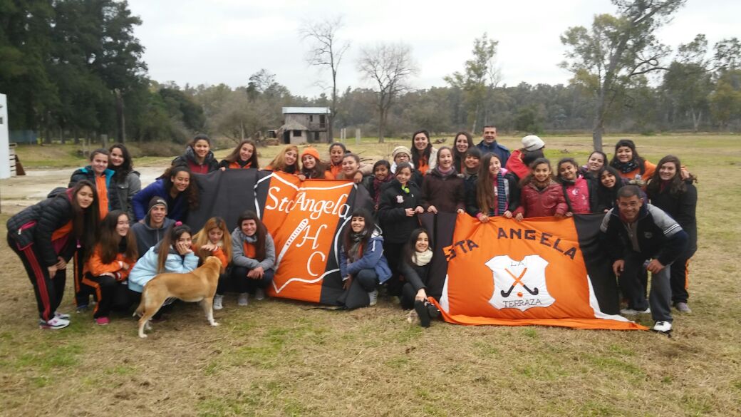 StaAngelaHockey's tweet photo. Gracias por nunca bajar los brazos y demostrar tanto amor por el club! #LasMandisDeCampamento #VAMOSSTACARAJO 🙌💞🍊 https://t.co/trAyaYNyn0