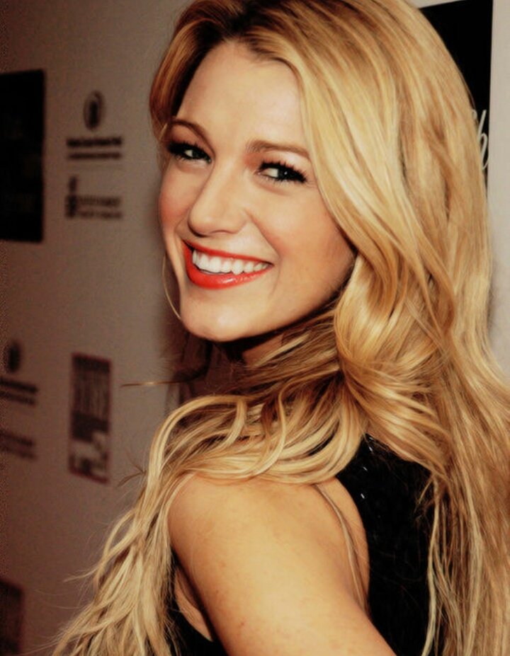 estoy en crisis de fc,no sé si ponerme a blake lively.