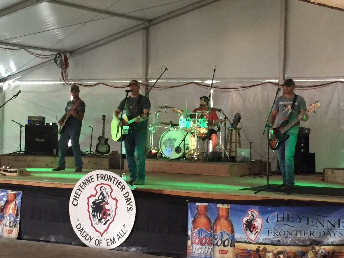 dr_amypete22's tweet photo. Southern Fryed + beer tent = fave CFD moment of 2016. #getfryed @CheFrontierDays ๐๐ผ @mpete2117 https://t.co/IigfWTfgDT