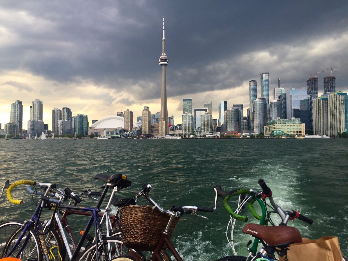 suesthegrl's tweet photo. Uh oh... Some mean looking storm clouds brewing over the city... ⚡️☔️☁️⚡️#DLWS #StormTO #TiscTO #TorontoIsland https://t.co/7ZwytU6HfB