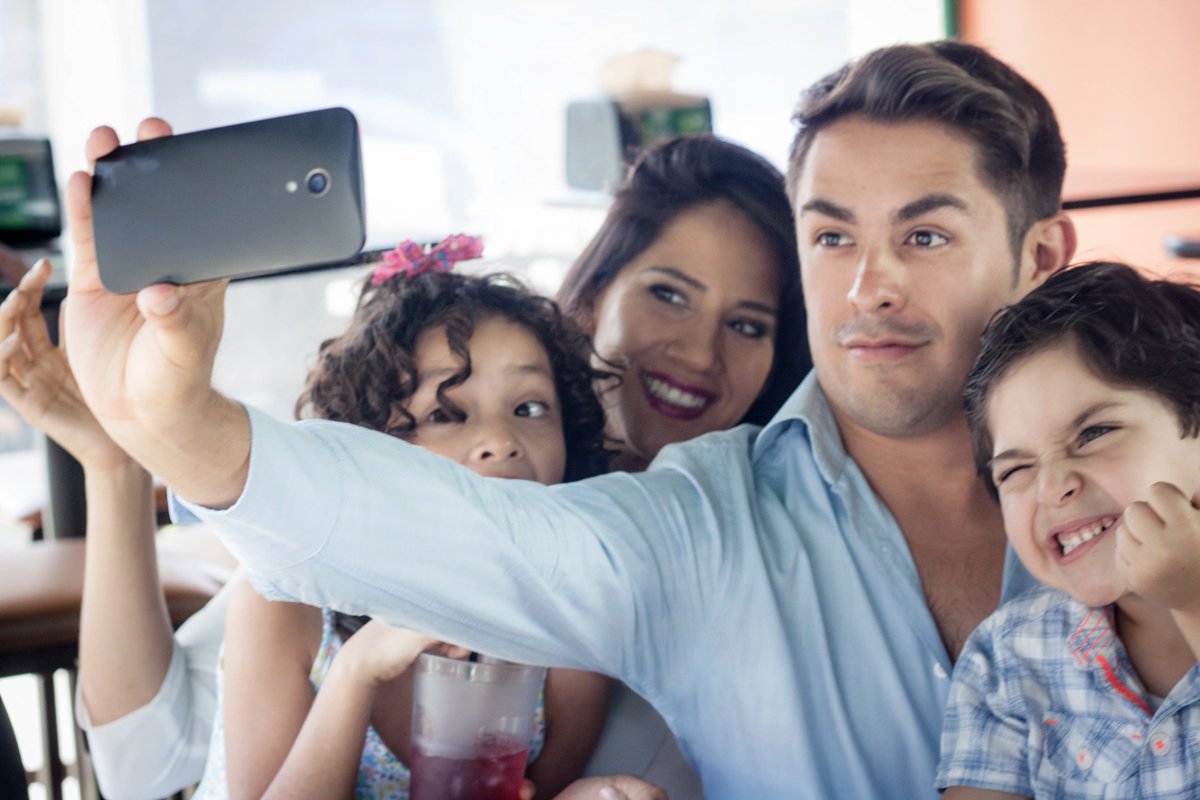 WingstopMexico's tweet photo. ¡Domingo de familia en #WingstopMiAmor! 😊💚👫🍗 #ViernesCoqueto #WingstopMiAmor #WingstopMeEncantas #YavamosaWingstop https://t.co/RrkwB8RUqx