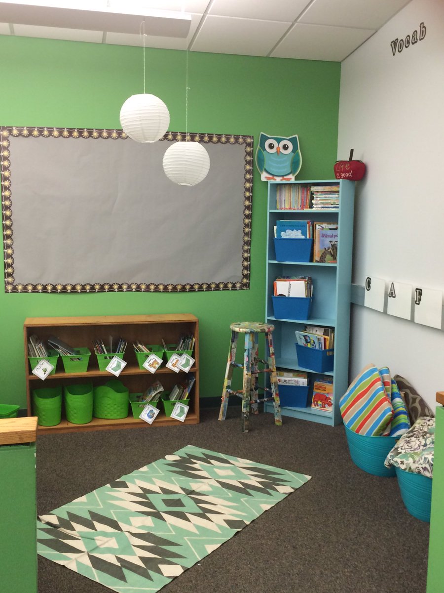 STL_Callahan's tweet image. My reading area is coming along!! So excited for the new year! #classlibrary #independentreading #Kteacher