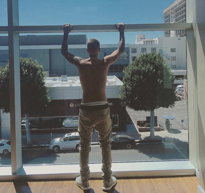 Madmyw's tweet photo. E sono qui a l'una di notte a chiedermi perché mi fa tutto ciò #MTVHottest justin bieber https://t.co/6UOtszdQBS