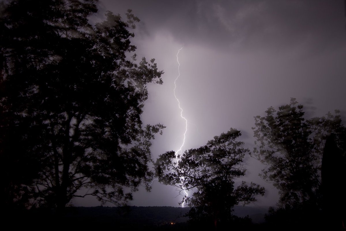 Lightning @jasmin_murawski <a href="/Kentuckyweather/">Chris Bailey</a> <a href="/StormHour/">#StormHour</a> <a href="/EarthandClouds/">Earth and Clouds</a> <a href="/LocalWeatherKY/">Kentuckiana Weather</a> @erikuhh19 <a href="/NatGeoPhotos/">Nat Geo Photography</a>