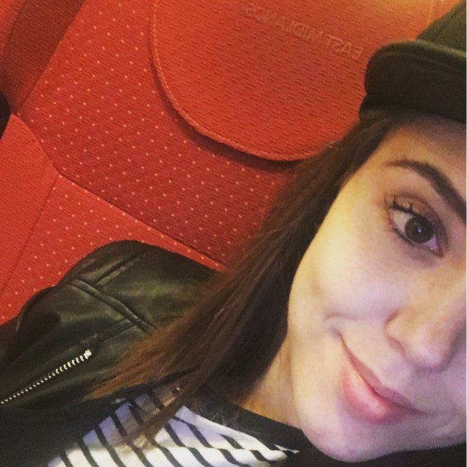 Por fin en Londres en el tren de camino a mi hotel 🌙😚😚 https://t.co/j2Ro3Xo2HV