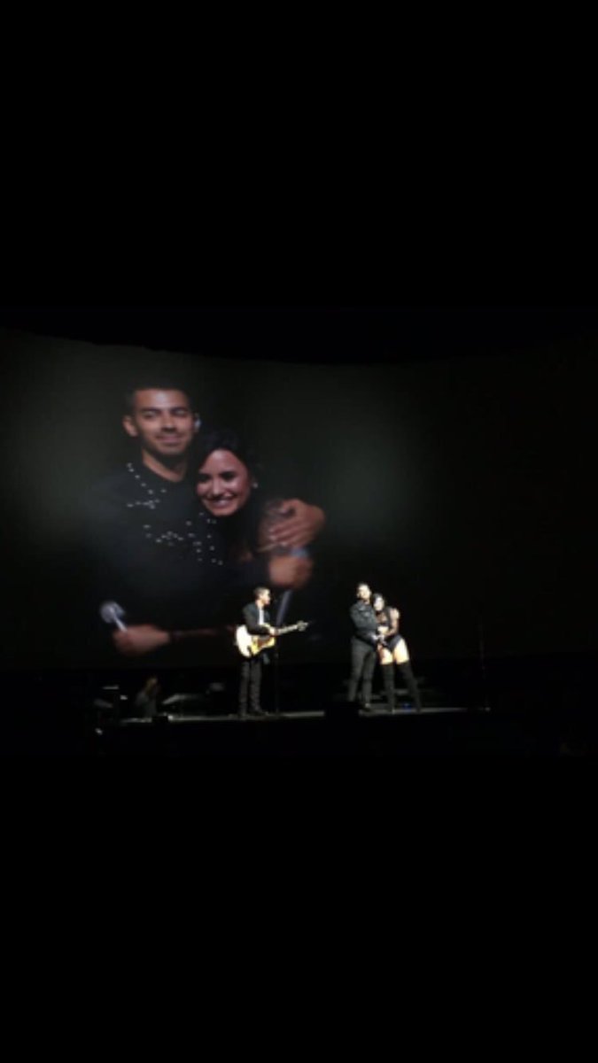 OhSoJonasLovato's tweet photo. SURPRISE BITCH. JEMI IS BACK AND SO AM I. #welcometo2009 https://t.co/QMBfDOF5N9
