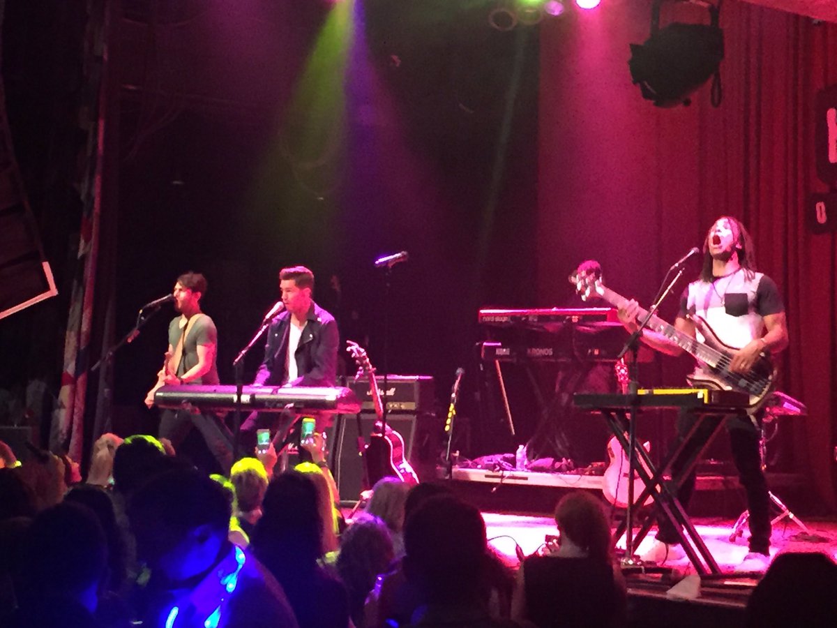 TardyEtienne's tweet photo. Andy Grammer #cleconnect16 Cleveland #hob https://t.co/QqNPmhkpSZ