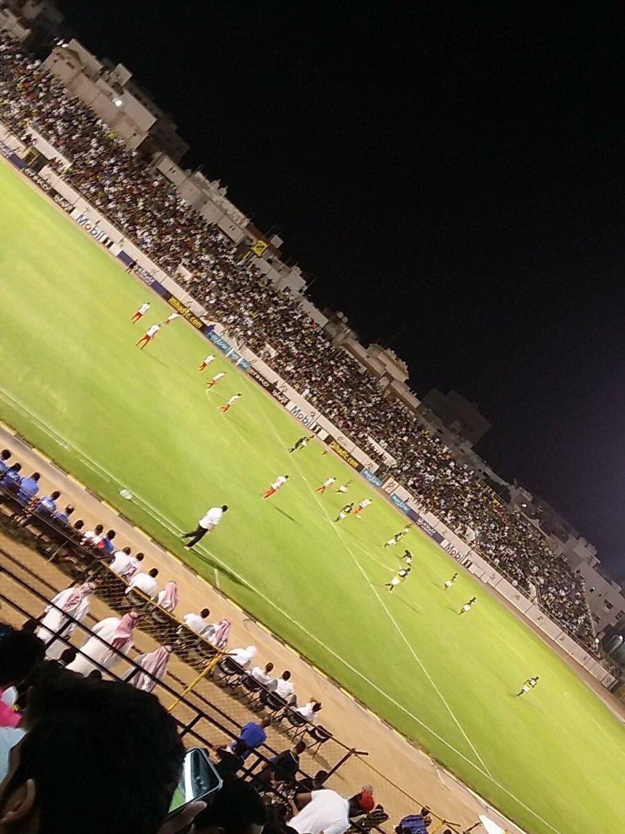 مالذي يدعو هذه الجماهير لحضور مباراة وديه لفريقها المٌثقل بالهموم والبعيد عن مستواه ؟ هل هو مجرد نادي بالنسبة لهم ؟