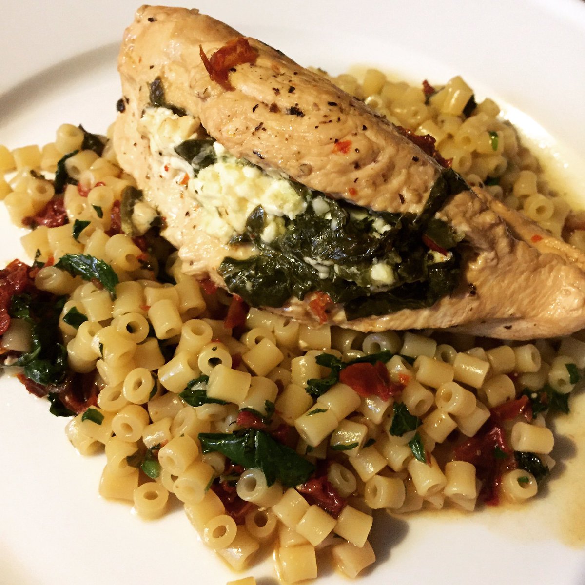 zvenhaus's tweet image. Greek spinach-stuffed chicken tonite #easypeesy #weeknightcooking #fetamakestheworldbetta @FoodNetwork