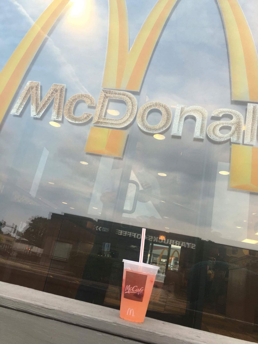 ajRAFAEL's tweet photo. Thanks so much to McDonalds for making this#McKollab chat happen and @kollabchi @mcd_chicago! Go follow them! https://t.co/xnrcagjF04