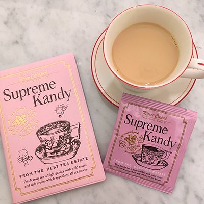 カレルチャペック紅茶店 17時のティータイム Kc通販部スタッフです ほのかな甘みに癒されるシュープリームキャンディのミルクティーとともに おそろいのnew手帳 ティーカップ で幸せ時間 公式通販サイトでは 本日から17年の手帳を販売中です