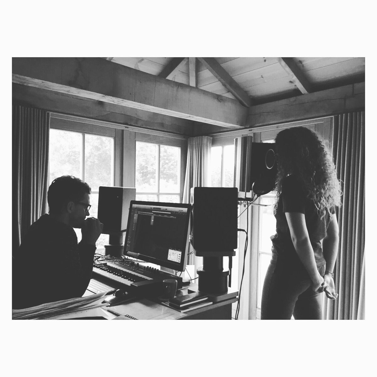 CometBlueMusic's tweet photo. Recording sessions ๐คโจ #studiotime #singer #producer #cometblue #temporarystudio #newsingle #comingsoon https://t.co/24q5Jofv8o