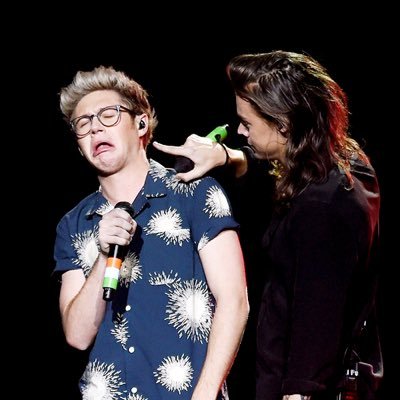 andreacrizo's tweet photo. Aquí claramente podemos observar el maltrato que sufre a manos de su compañero de banda Harry Styles #saveniallhoran https://t.co/nkwgRu51fR