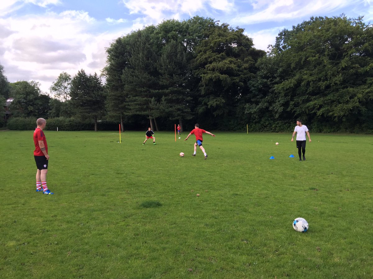 Digglefc's tweet photo. ⚽️ Great session last night with the lads @Digglefc 💪🏻👌🏻👊🏻 #saddleworth #diggle #digglefc @PurpleWiFi @digsec_mark https://t.co/NxeLQXY676