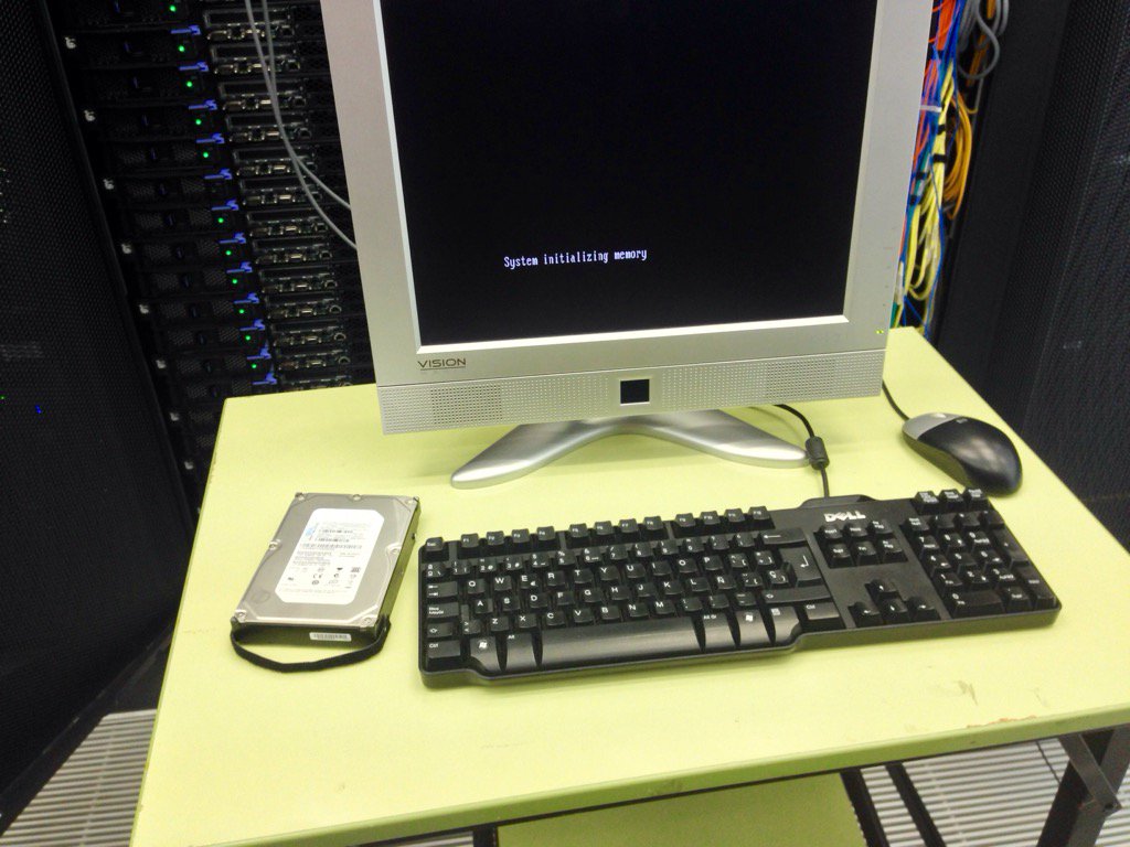 CeSViMa's tweet photo. Reparando el arranque de un #hipervisor ¡Y los usuarios ni se enteran!😄 #VirtualizaciónFTW https://t.co/9dLBiJ3JRY