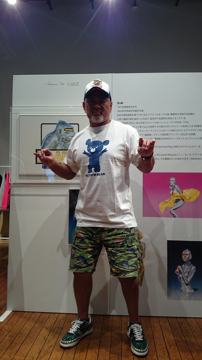 X－LARGEの展示会にも関わらず、武藤ベアーの新作Tシャツとキャップの
