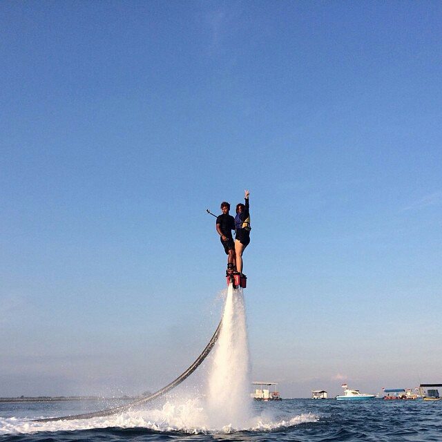 Bermain ke Tanjung Benoa anda bisa mencoba salah satu wahana seru Flying Board. Nikmati sensasi melayang di laut !!
