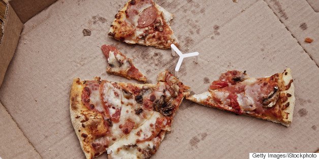 집에서 나오는 생활 쓰레기를 줄이는 간단한 5가지 방법: 1. 모든 플라스틱과 종이가 재활용 가능한 게 아니라는 걸 기억하자 huff.to/2ajmy91