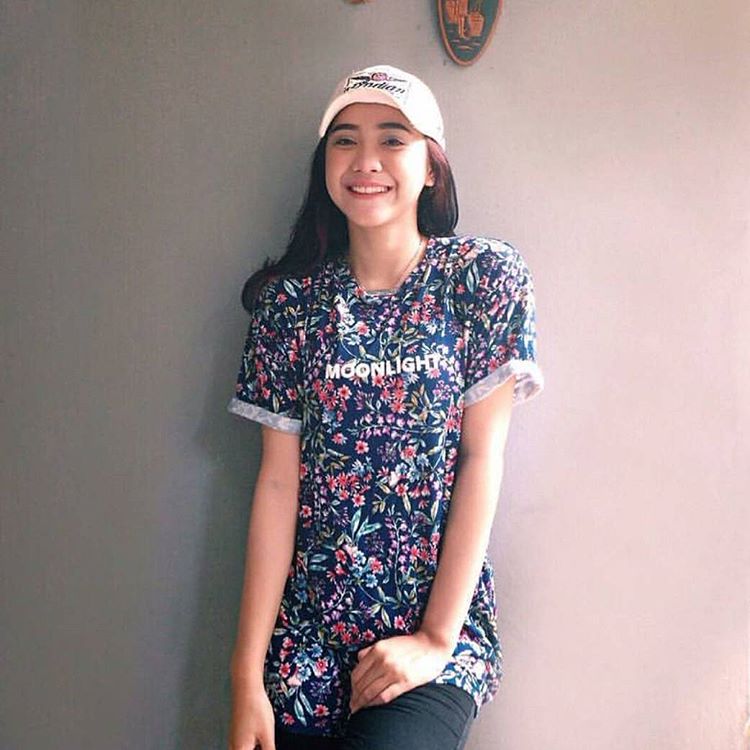 "Livia Flower Navy" <a href="/moon_lightco/">MOONLIGHT_ORIGINAL</a> Available at Jakcloth Store | Find Us on Instagram: Jakclothstore