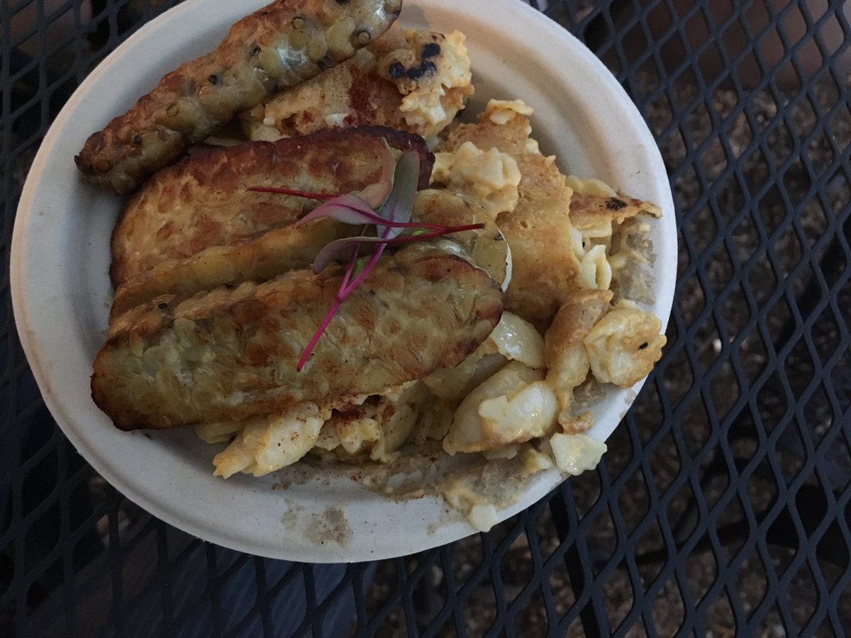 thecanaryfiles's tweet photo. Seared #glutenfree #vegan mac n' cheeze with @HeartyVeganATX garbanzo tempeh.  Thank You, @BistroVonish!!! https://t.co/q7EdC45ujy
