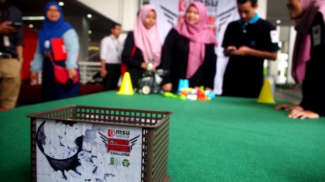 MSUmalaysia's tweet photo. Robotic fans battle it out in Robotic challenge for MSU Cyber Throne Challenge. #MSUhcf2016 https://t.co/p3EwwgTEeS