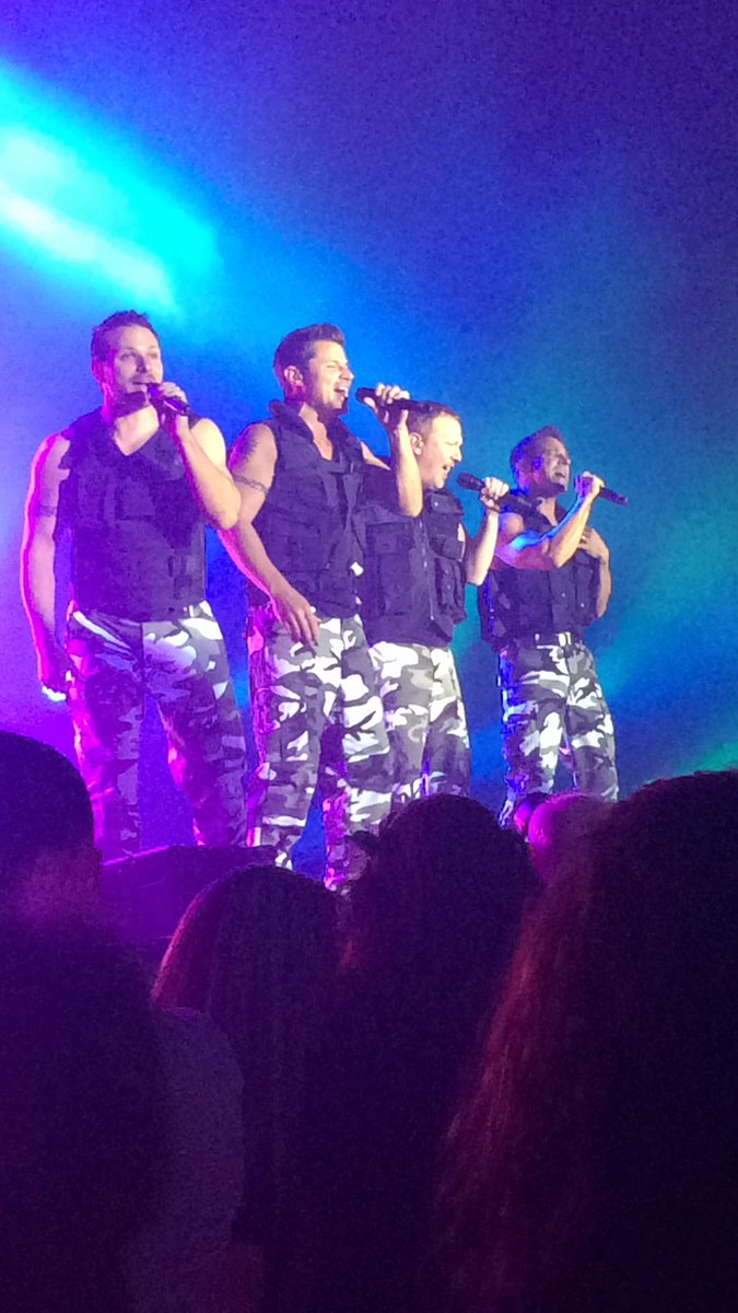 stacccfaceee's tweet image. @98official the set list tonight was ON POINT! Amazing show! #My2KTour #my2kvip #invisibleFAN