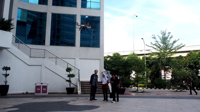 MSUmalaysia's tweet photo. Drones can be seen flying high for MSU Cyber Throne challenge here in MSU. #MSUhcf2016 https://t.co/EUYAtqNu5O