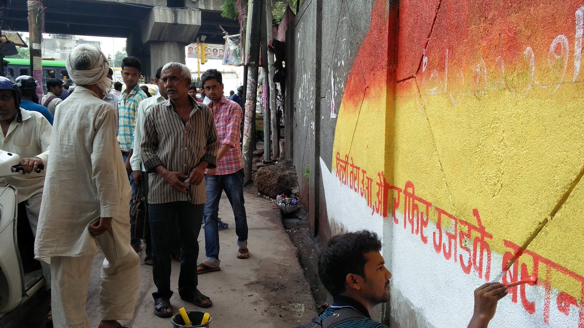 delhiiloveyou's tweet photo. #Delhiites stop by the #MyDilliStory painting of DU student Zeeshan &amp; watch दिल्ली का दिल on public walls. https://t.co/c75aASQgPK