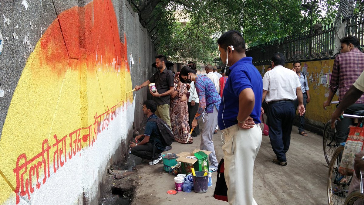 delhiiloveyou's tweet photo. #Delhiites stop by the #MyDilliStory painting of DU student Zeeshan &amp; watch दिल्ली का दिल on public walls. https://t.co/c75aASQgPK