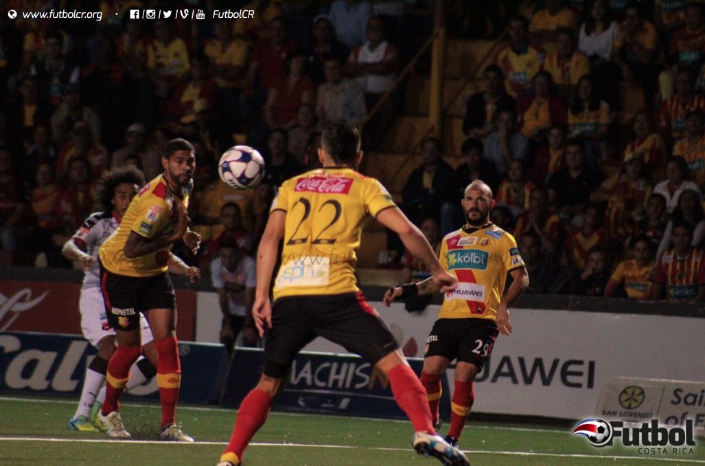 FutbolCR's tweet photo. #CSHvLDA 2-1 @csherediano1921 saca una valiosa victoria sobre @ldacr con goles de @JMCube14 y @mambovic27 https://t.co/KqdQRYUCwZ