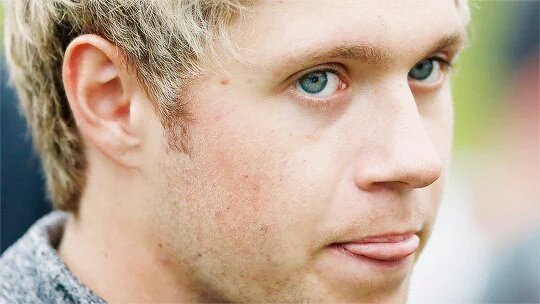 camursrz's tweet photo. Fíjense con atención : en la pupila se refleja la cara del posible secuestrador #saveniallhoran https://t.co/bvxnNYwAdw
