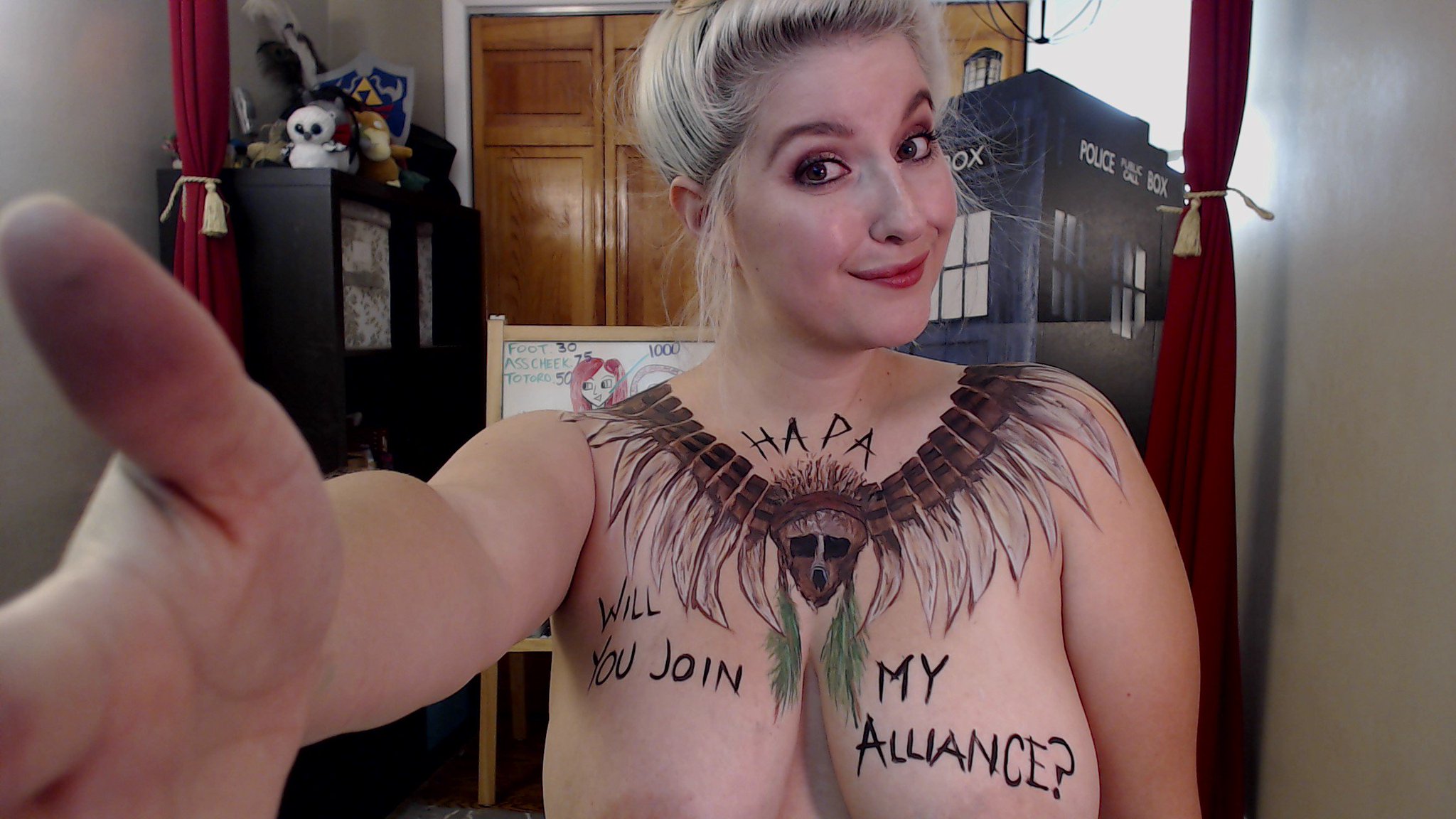 I won the Immunity necklace tonight! ;) I had so much fun with this Survivor themed body paint! Thank you @HapPond! https://t.co/m8yFmfOttn