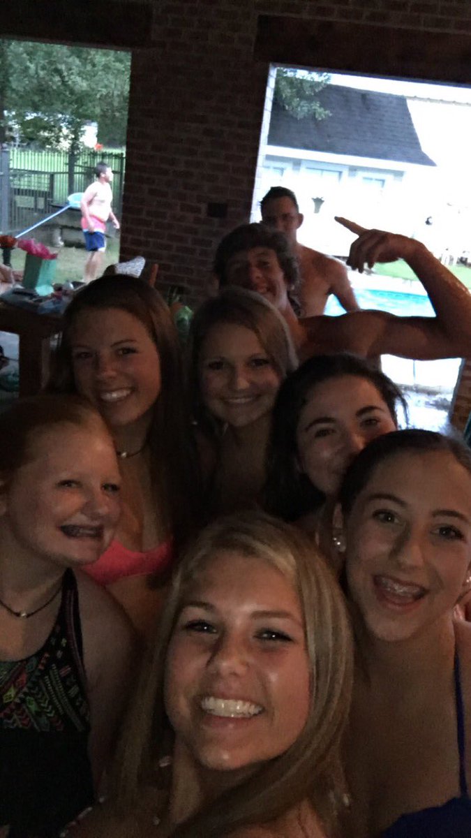 MadiSunde's tweet photo. bby girls and i are ready to take on orientation tm!! ๐ #twitterlessMandy https://t.co/ja581CTxrD