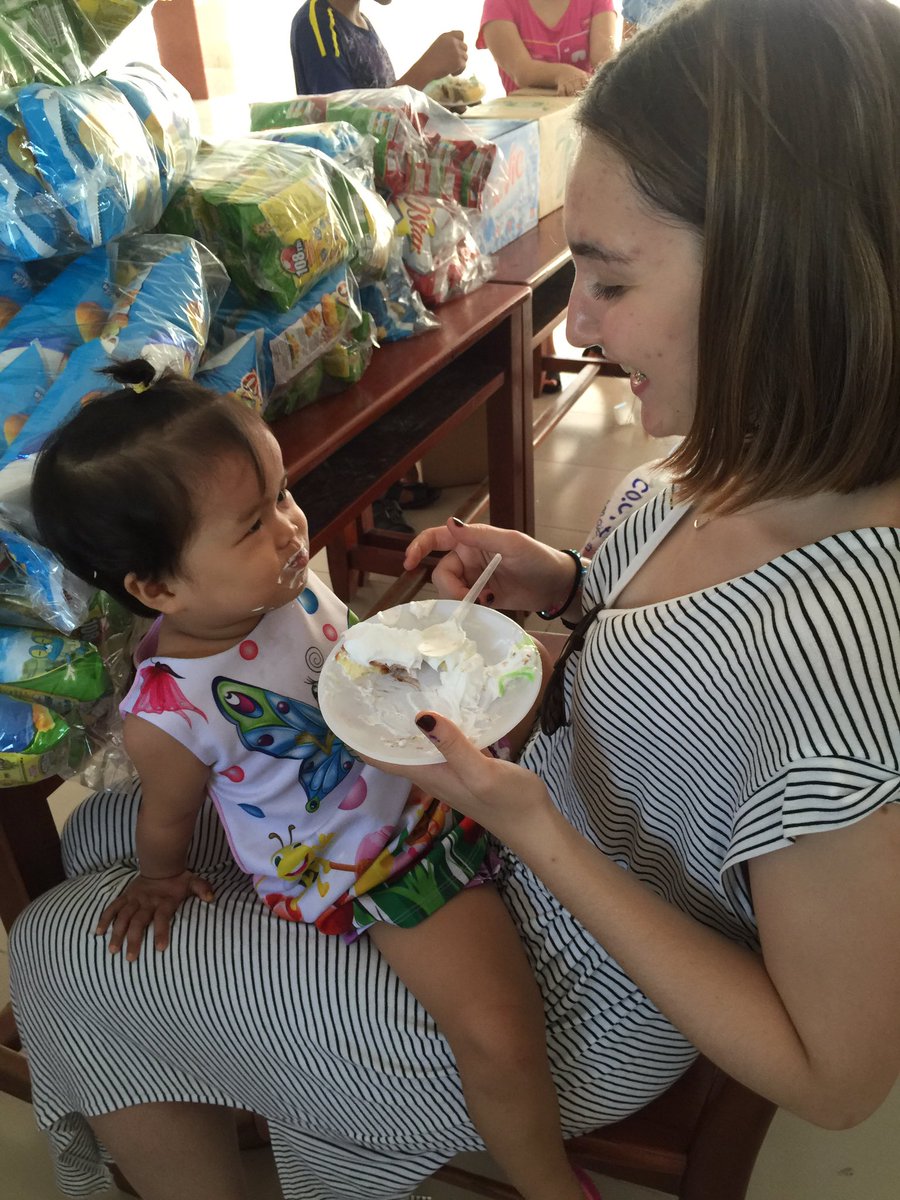 La tendre #complicité D une jeune #volontaire et D une #orpheline de #vungtau #sejoursolidaire #vietnam #epvn