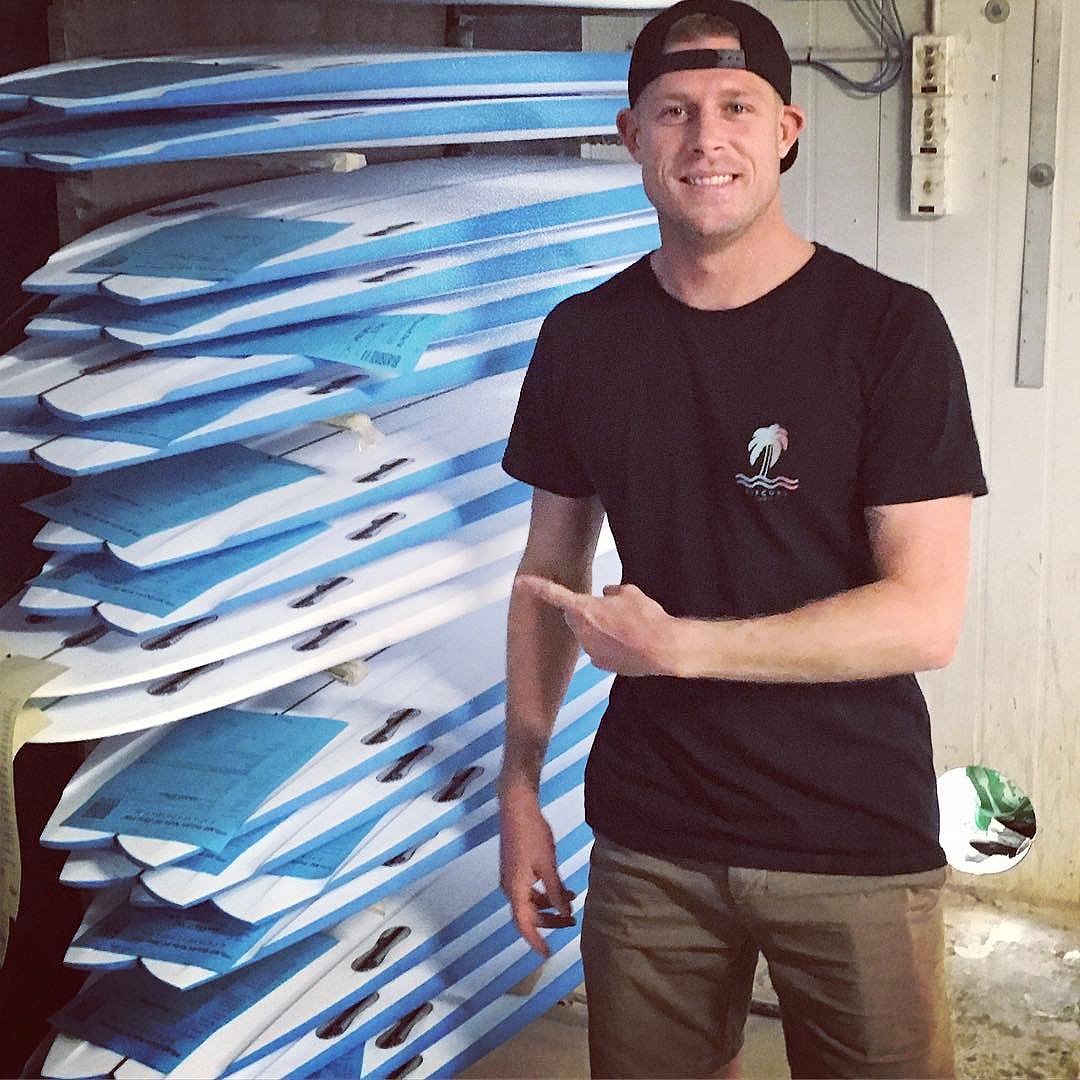 dhdsurf's tweet photo. @Mick_Fanning is all smiles checking out all the new #MFJBay board with a swallow tail, channel bottom #Performance https://t.co/OO9HJUxOmI