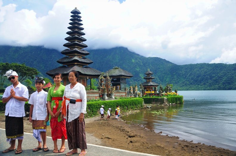 wonderfulid's tweet photo. Pura Ulun Danu Bratan di Bedugul, Bali yang terletak di ketinggan 1200 m ini punya udara pegunungan yang sejuk. https://t.co/1ol5iCwihk