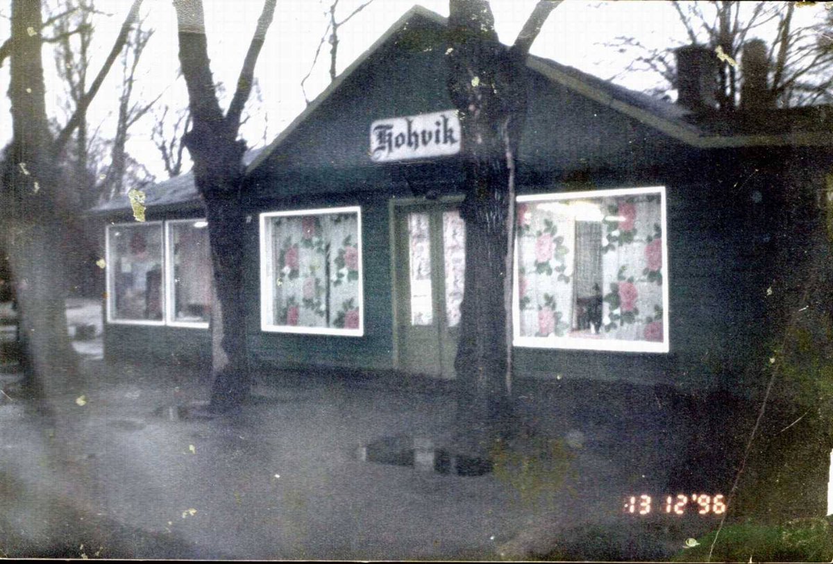 retrofotod's tweet photo. Cafe in Kadriorg #1996 #retro #cafe #kohvik #green #frog #kadriorg #tallinn #estonia https://t.co/YV6ljBlWyh https://t.co/8LAb9MXDVv