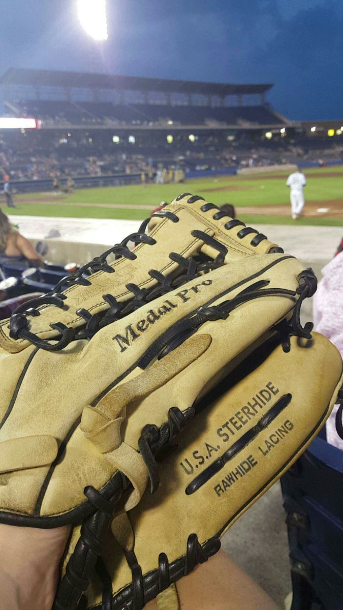 PlayHardGetFit's tweet photo. Caught a foul ball tonight! My left hand for the last 15 yrs! #orf2mlb #baseball #playhardgetfit #fitfam #athlete https://t.co/xLNLFmuJ94