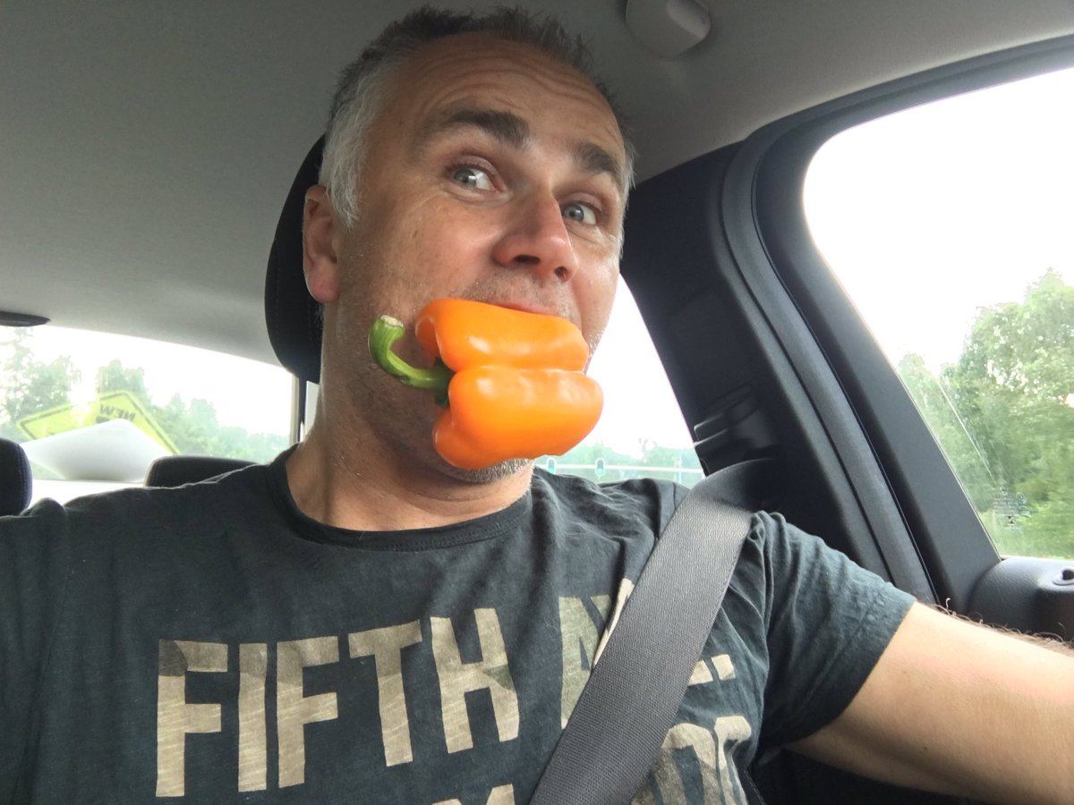 Ze zijn ook gewoon lekker <a href="/PaprikaNL/">Hortibiz Newsradio</a> tastyradio.nl #oranjepaprika <a href="/zwingrow/">zwingrow</a> @Florpartners