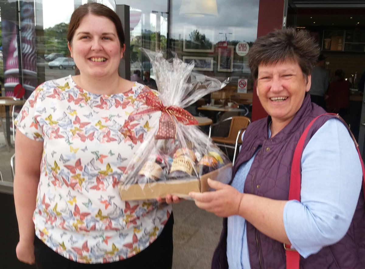 NIADogs's tweet photo. Lyndsay receiving her '900 likes' #SoooJammy jamper. Hope you enjoy! #NIADogs #diabetesalertdogs #diabetes #dogs https://t.co/Squ928fDsY
