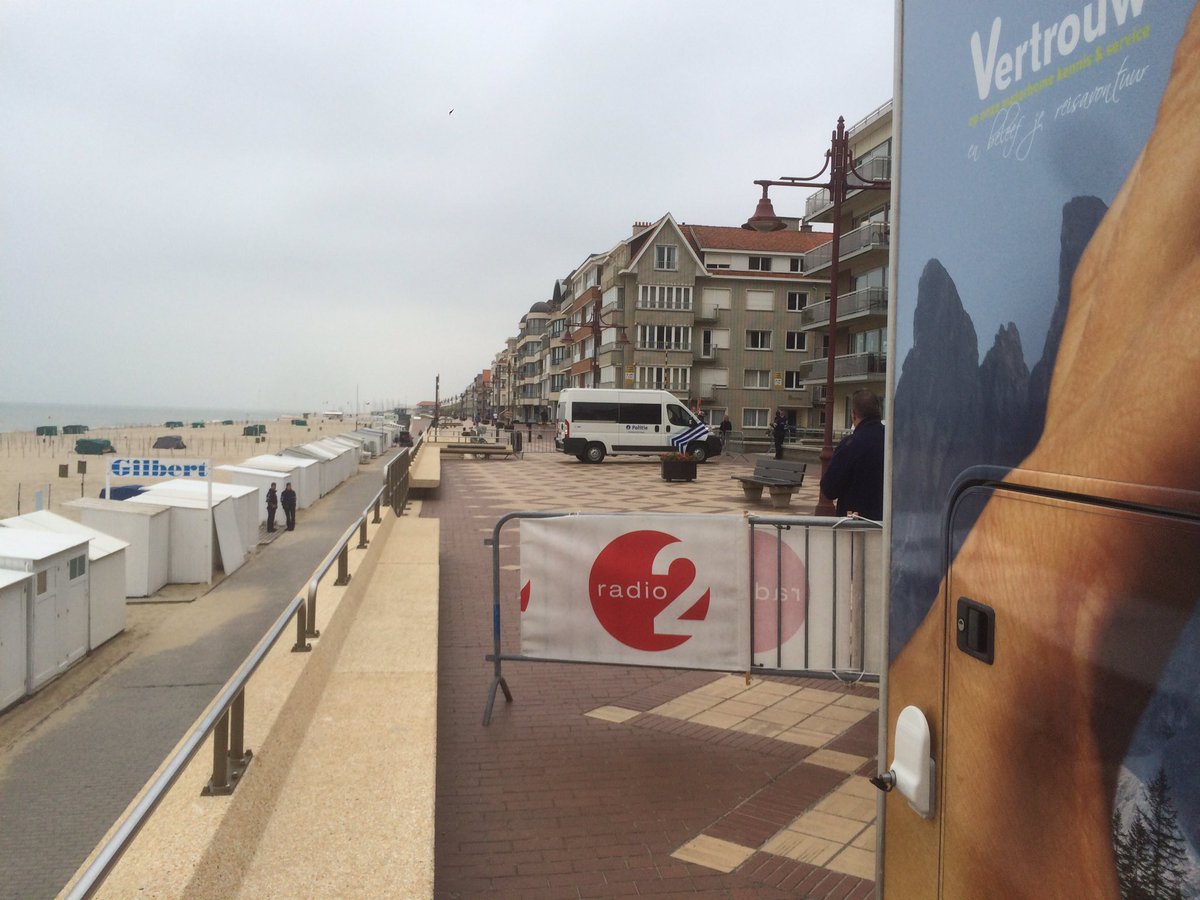 Zou het kunnen dat er belangrijk volk komt vandaag? #K3 #radio2 #rugzakkencontrole