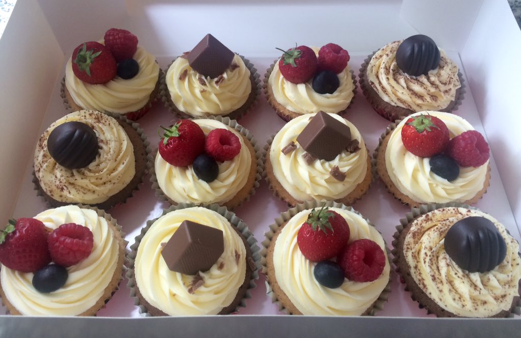 For a posh Summer picnic, why not order a box of these delicious organic cupcakes Tel:07824 705364 #FunPMLunch 💕