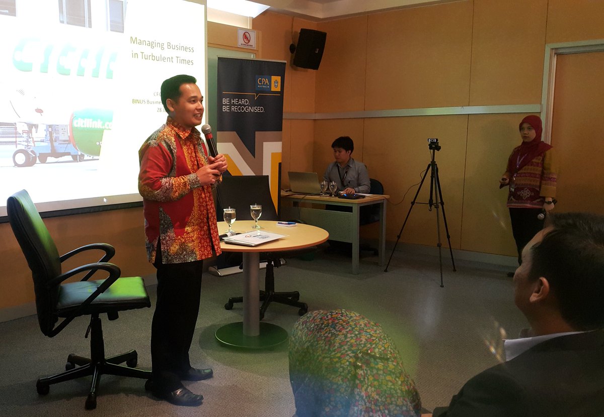 bbs_binus's tweet image. 3. Before start the presentation, Mega Satria throw a verse of poem #BBSevent #BBScfoforum