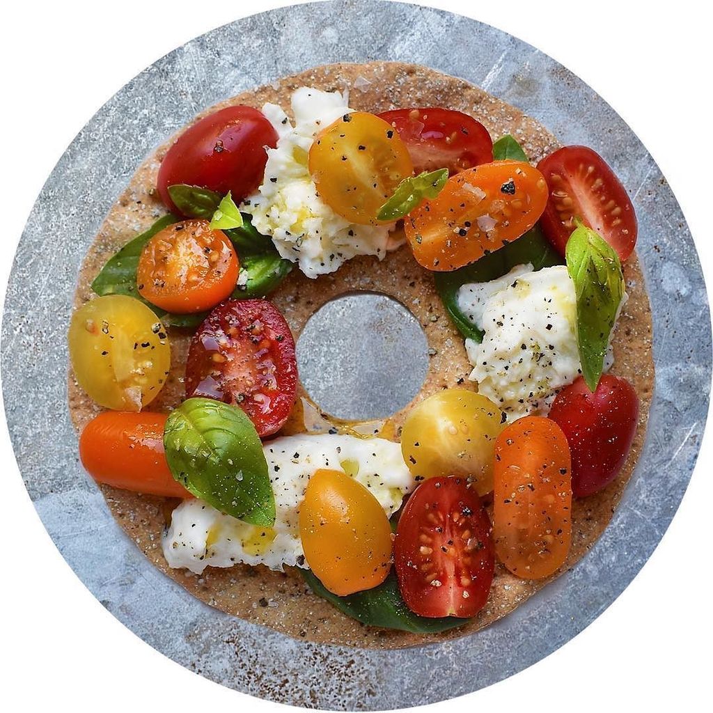 Our #sourdough crispbread topped with Isle of Wight tomatoes, mozzarella, basil and a drizzle of evoo #thenaturalch…