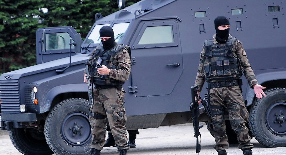 وزير الداخلية التركي: تسليح الشرطة بالأسلحة الثقيلة Coc7sxsWYAEim01