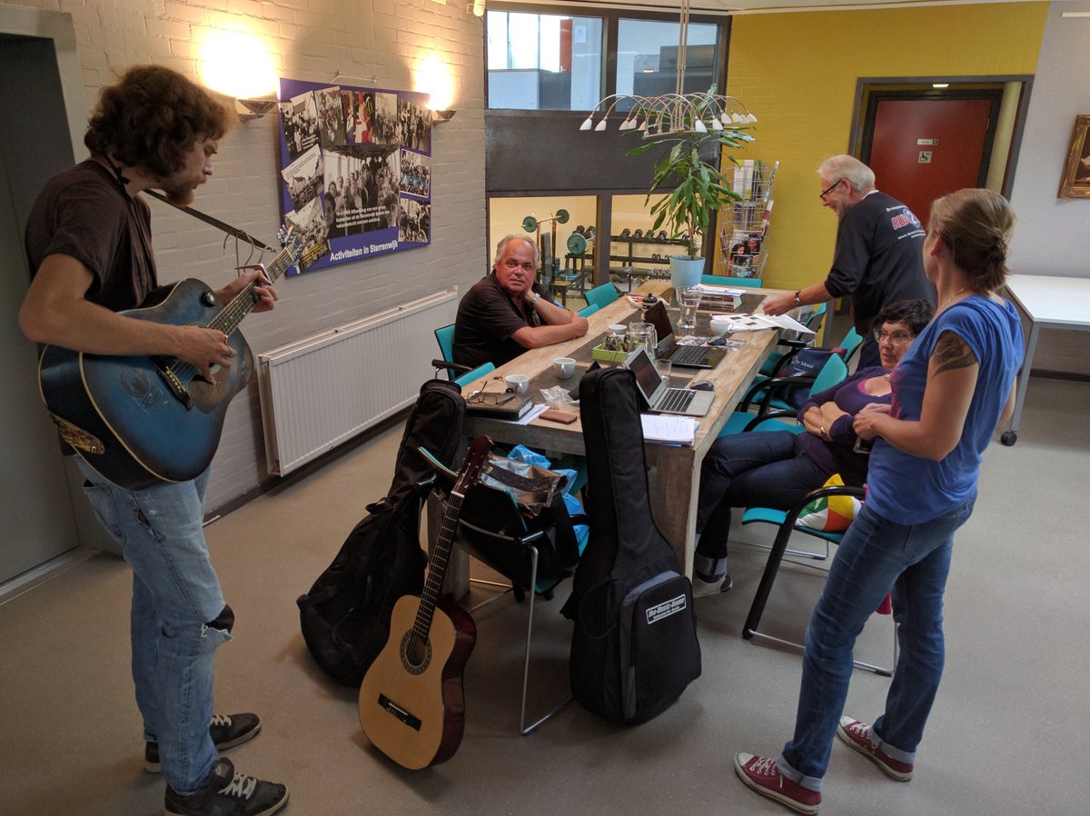 Vanmiddag: gitaarlessen. Gaat verder met een solo optreden. Van Daniel. <a href="/Sterrenzicht/">Sterrenzicht</a>