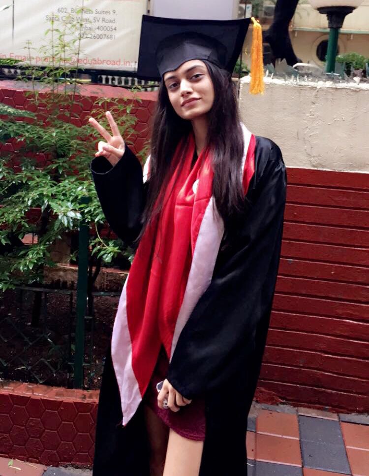 sshah_1234's tweet photo. Congratulations @VidhiShah95 #HappyGraduation :) https://t.co/UoV5eD4Ux0